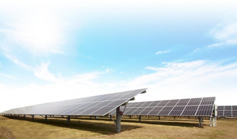 8 Benefits of Installing Ground-Mount Solar Systems on Your Commercial Facility